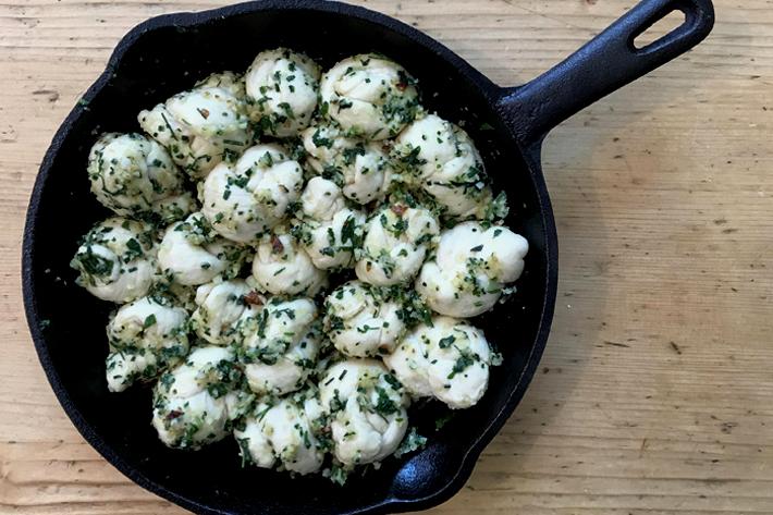 nudos de pan de ajo